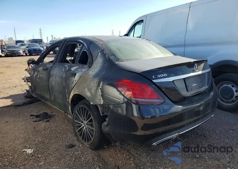 2019 Mercedes-Benz C 300 z USA, uszkodzony, nr VIN 55SWF8DB9KU293175